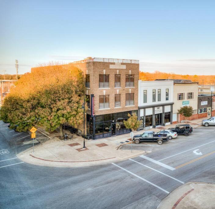 Deluxe Studio In Historic Downtown Building! Bartlesville Kültér fotó
